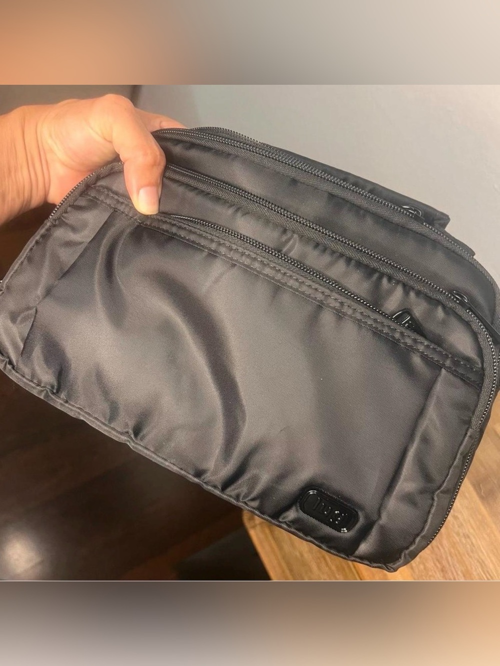 Lug Black unisex Messenger Bag with adjustable strap. - Picture 7 of 8